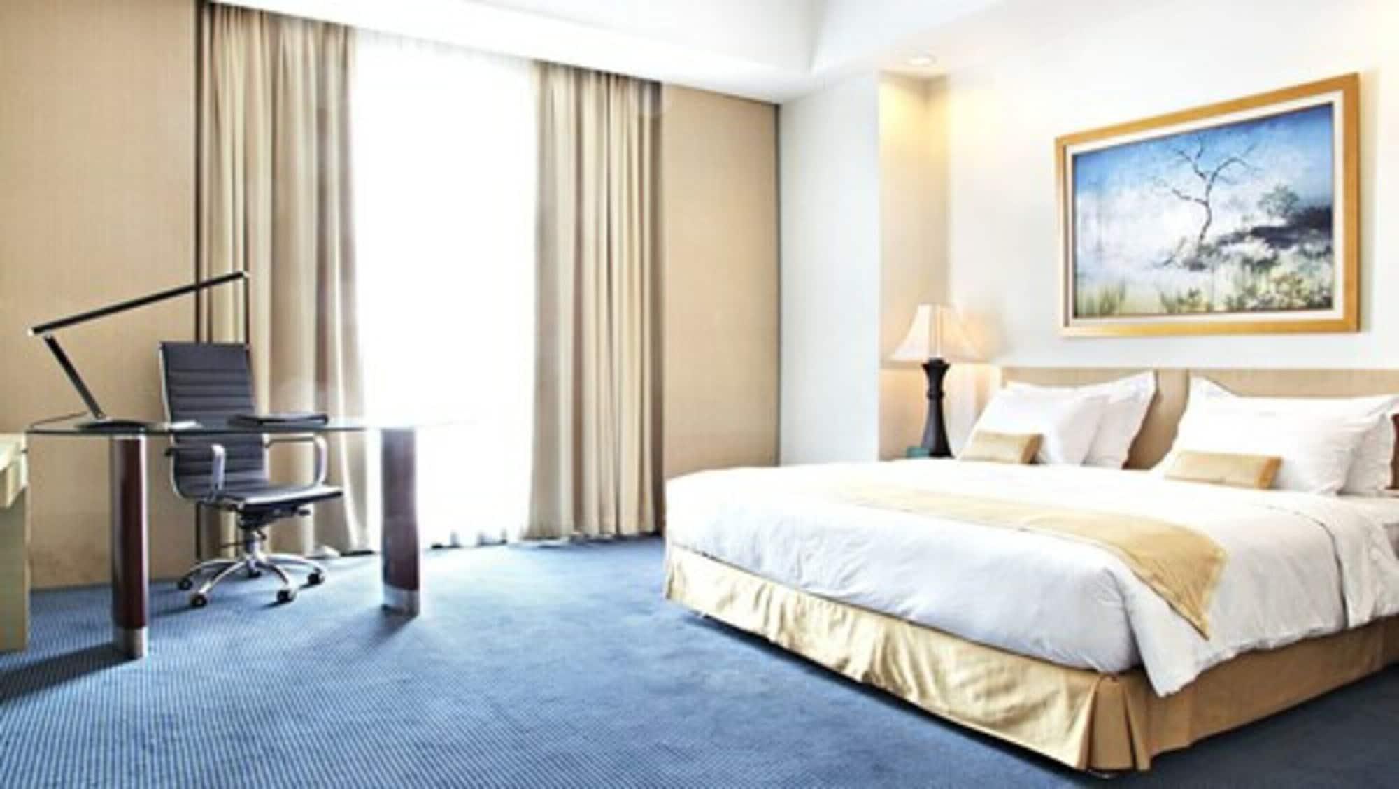 Sintesa Peninsula Hotel Манадо Екстериор снимка