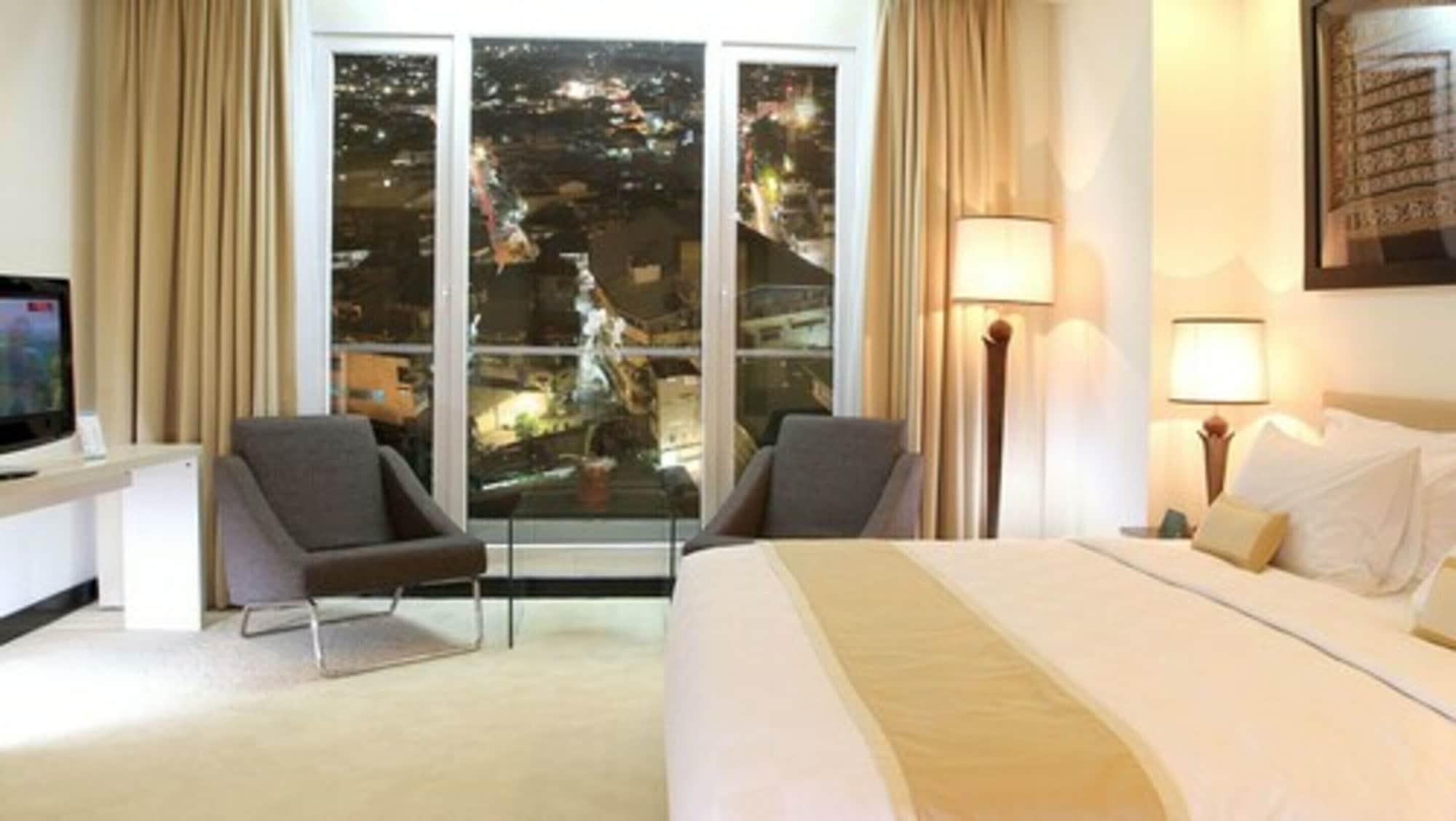 Sintesa Peninsula Hotel Манадо Екстериор снимка