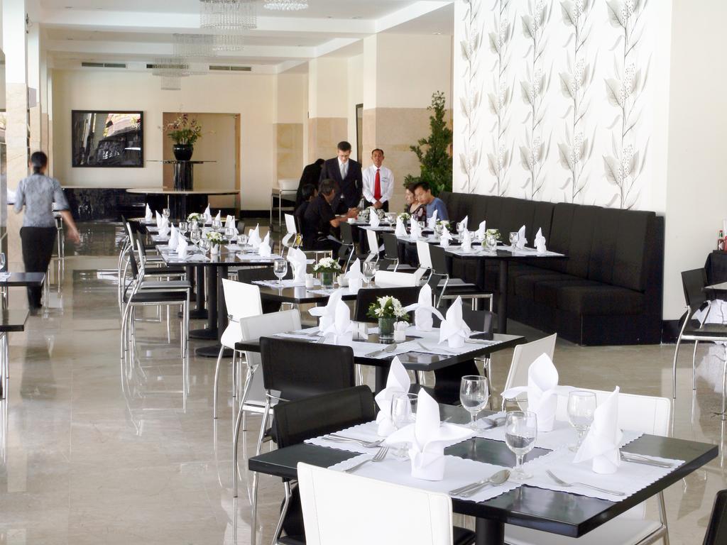 Sintesa Peninsula Hotel Манадо Екстериор снимка