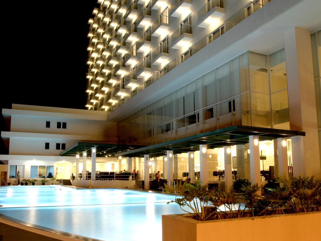 Sintesa Peninsula Hotel Манадо Екстериор снимка
