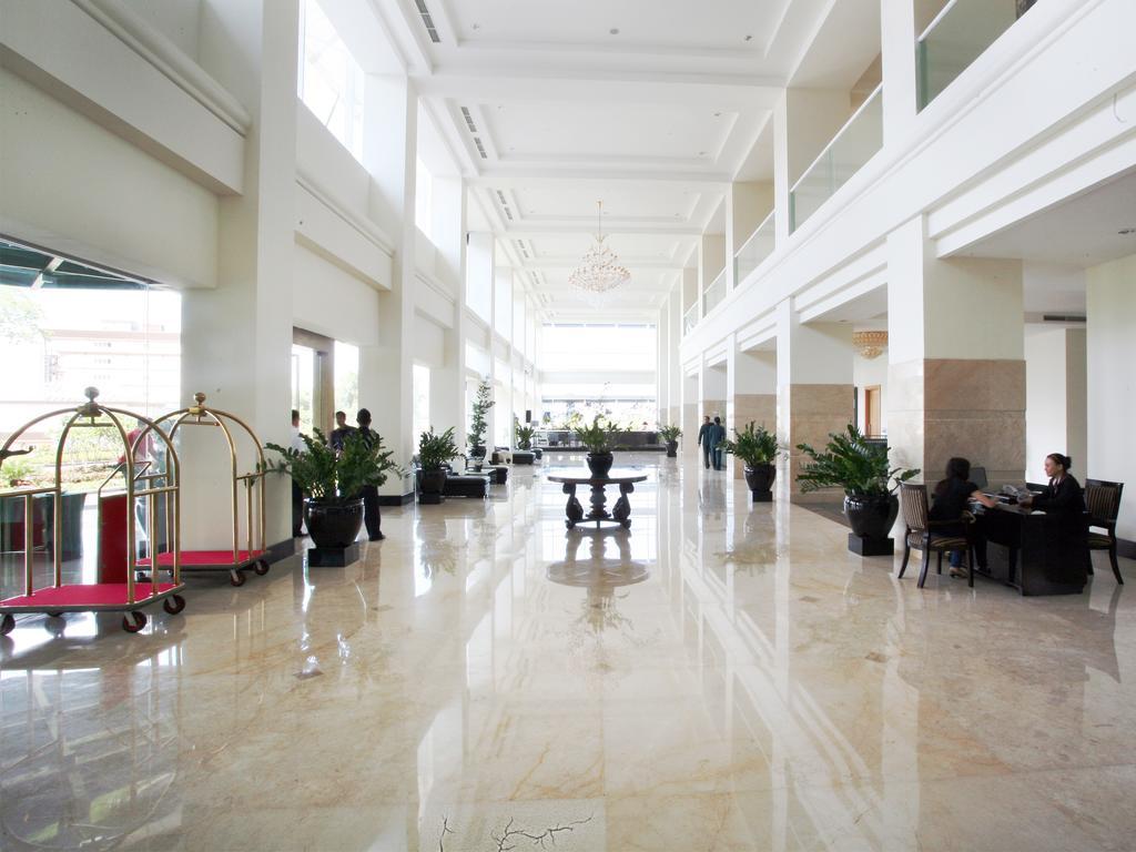 Sintesa Peninsula Hotel Манадо Екстериор снимка