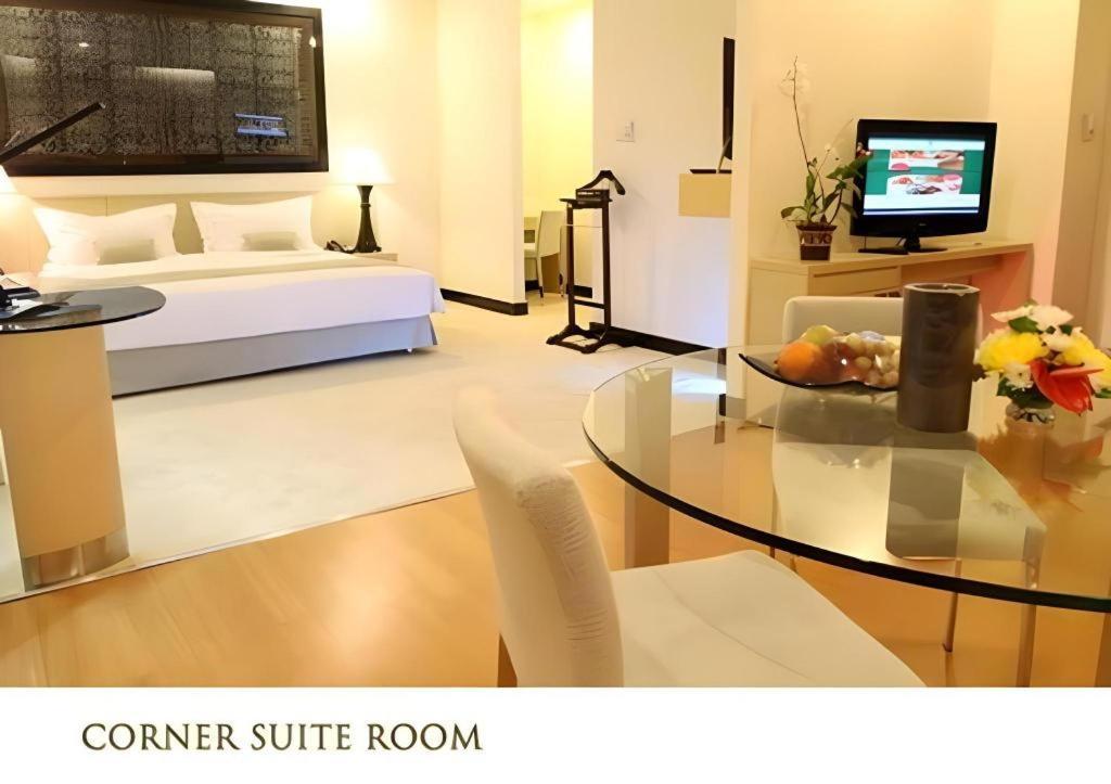 Sintesa Peninsula Hotel Манадо Екстериор снимка