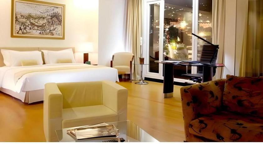 Sintesa Peninsula Hotel Манадо Екстериор снимка