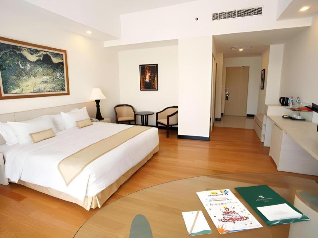 Sintesa Peninsula Hotel Манадо Екстериор снимка