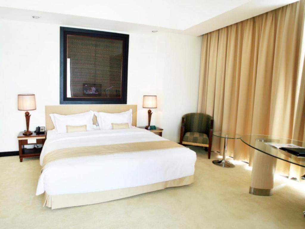 Sintesa Peninsula Hotel Манадо Екстериор снимка