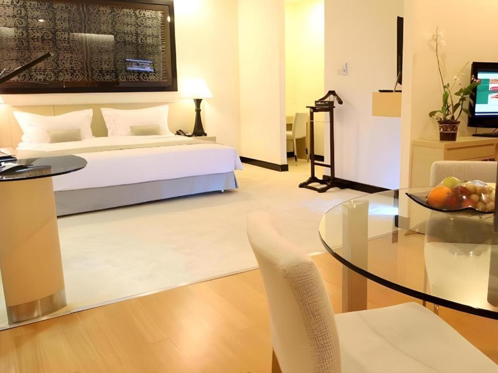 Sintesa Peninsula Hotel Манадо Екстериор снимка