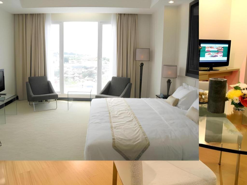 Sintesa Peninsula Hotel Манадо Екстериор снимка