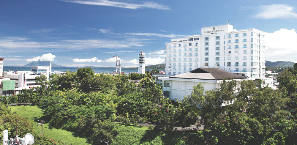 Sintesa Peninsula Hotel Манадо Екстериор снимка